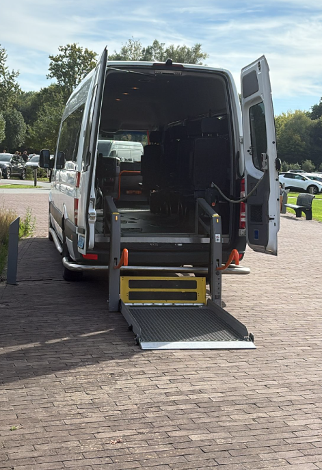 Rolstoeltaxi Gooi – moderne rolstoelbus en zorgvuldige chauffeurs